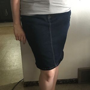 ❄️❄️Old navy dark wash denim skirt❄️❄️